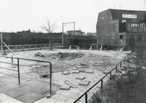 502858 Gezicht op de (vernielde) speelplaats op de hoek van de Lijnweg en de Hovenierstraat te Utrecht. Rechts de ...